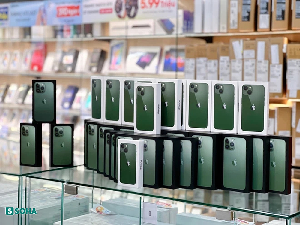 iPhone 13 Series xanh lá tại Việt Nam gây sốt, người anh em iPhone 11 giảm giá cực sâu - Ảnh 1.