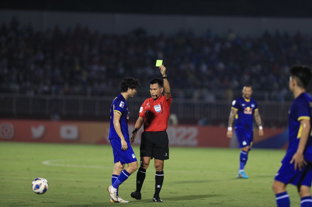 Making the J.League runner-up heart beat and tremble, HAGL fell from Tuan Anh's mistake - Photo 3. Making the J.League runner-up heart beat and tremble, HAGL fell from Tuan Anh's mistake - Photo 3.