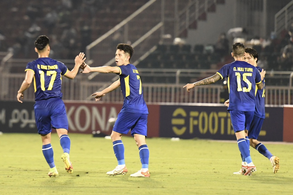 Making the J.League runner-up heart beat and tremble, HAGL fell from Tuan Anh's mistake - Photo 5. Making the J.League runner-up heart beat and tremble, HAGL fell from Tuan Anh's mistake - Photo 5.