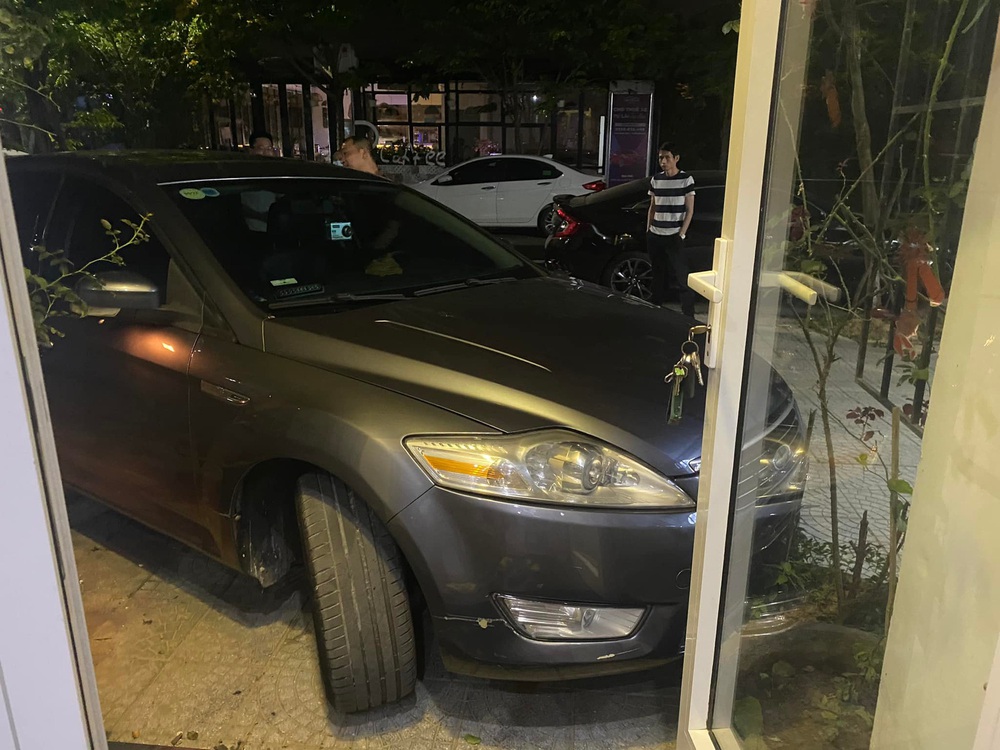 The deputy head of the Department of Home Affairs parked his car to block the door of people's houses, loudly threatening the homeowner - Photo 2.