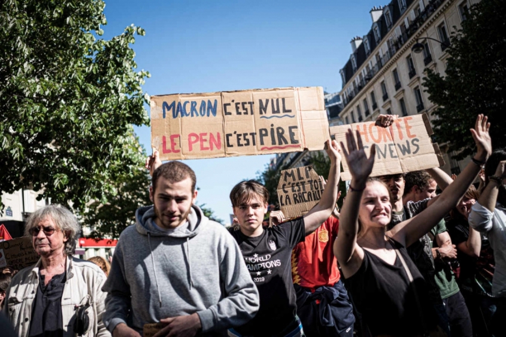 Bầu cử Pháp: Ông Macron công kích bà Marine Le Pen trên mặt trận môi trường - Ảnh 1.