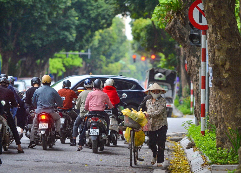  Ảnh: Hà Nội đón mưa rét giữa tháng Tư, nhiều người dân bất ngờ vì không nghĩ lạnh đến thế - Ảnh 13.