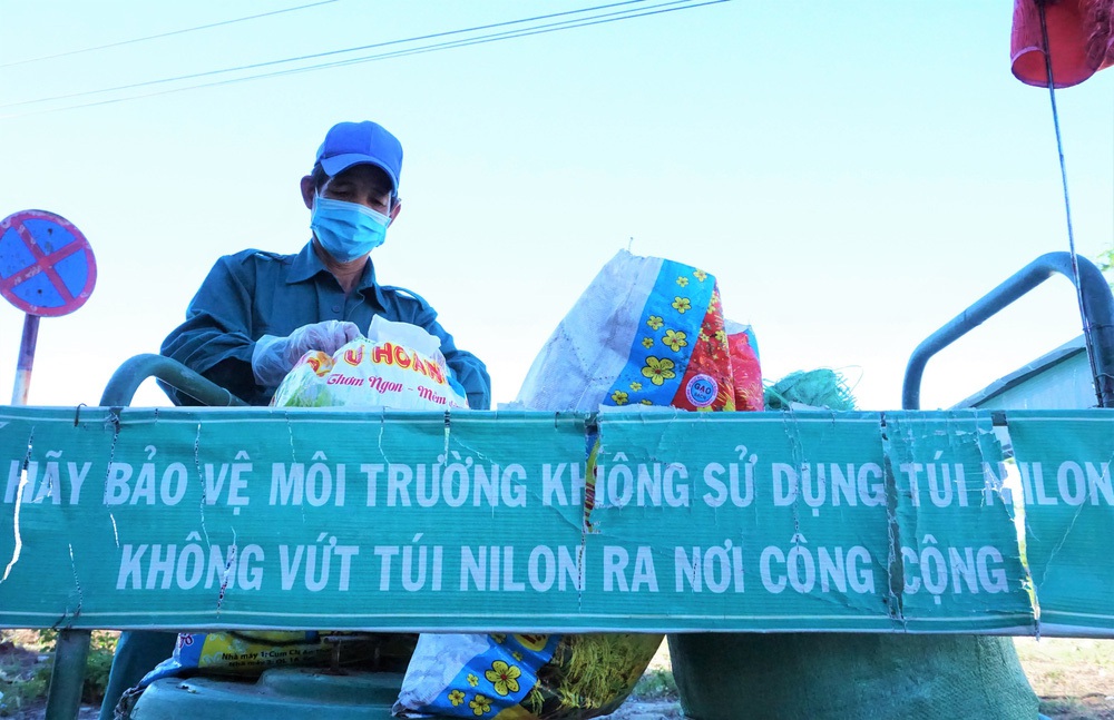   Poor old man for 6 years picking up trash without pay on the streets of Hoi An - Photo 11.