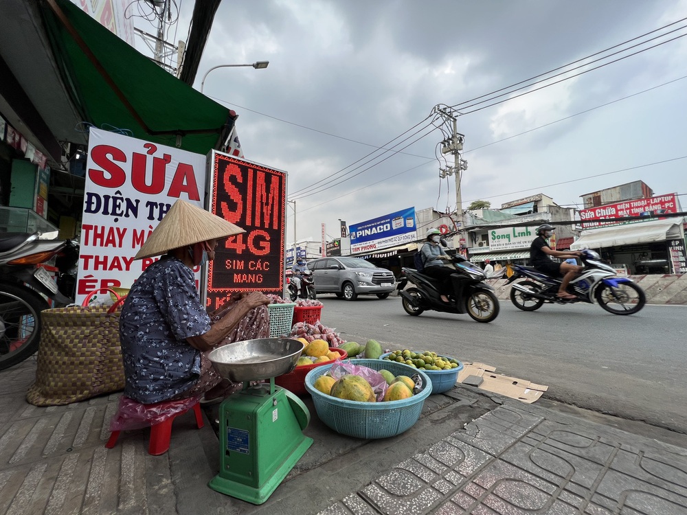 Cụ bà 80 tuổi bán từng rổ trái cây để chạy thận: Cầu xin bác sĩ cho thuốc vì không có tiền - Ảnh 1.