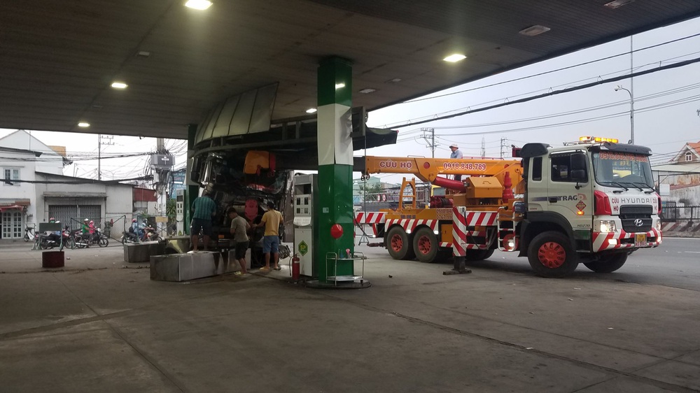 Kinh hãi xe tải lao thẳng vào cây xăng tông đổ 2 trụ bơm ở TP.HCM - Ảnh 1.