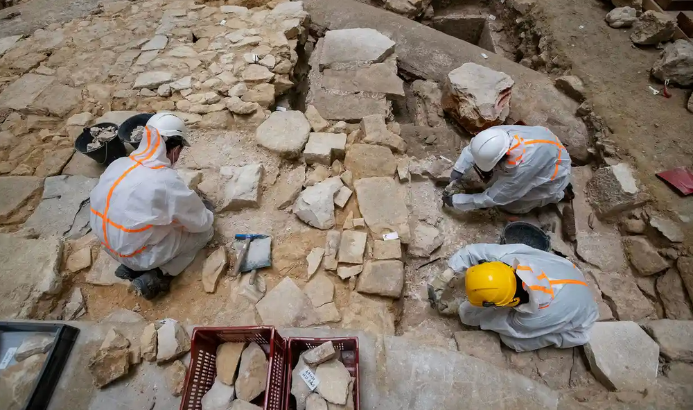 Khai quật khảo cổ bên dưới Nhà thờ Đức Bà, phát hiện kho tàng phi thường - Ảnh 1.