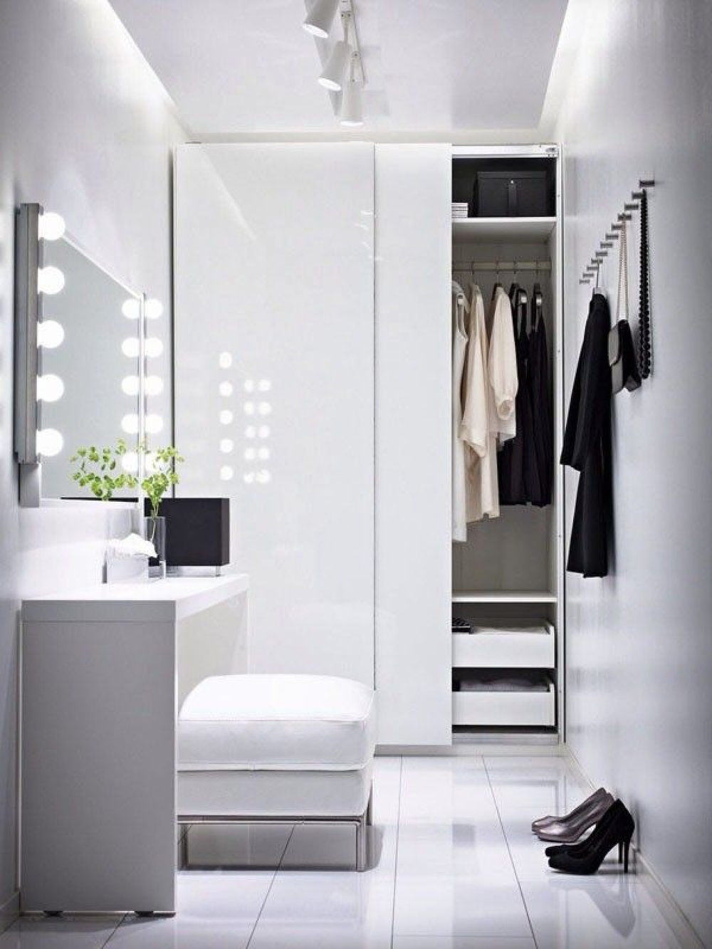 Mẹo thiết kế ánh sáng cho tủ quần áo, phòng thay đồ - Ảnh 1.