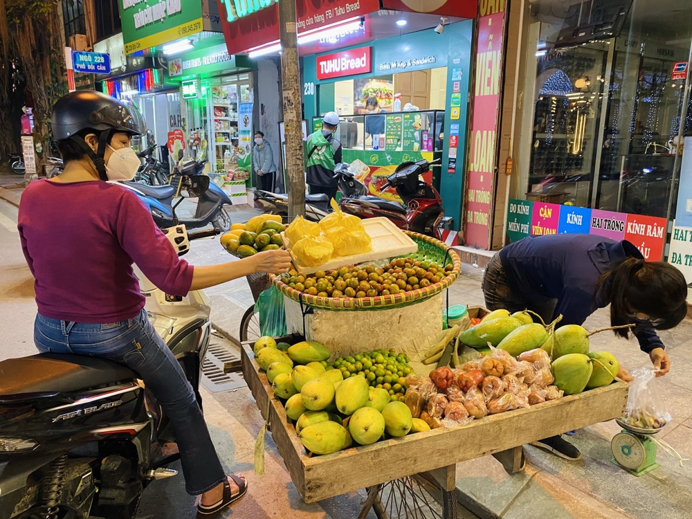 Mận hậu Sơn La đầu mùa giá chát vẫn hút người mua - Ảnh 4.