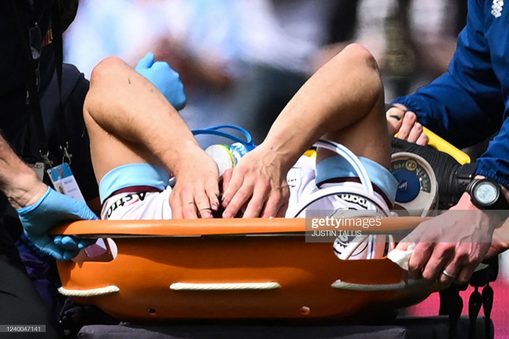 Chấn thương kinh hoàng tại Ngoại hạng Anh: Cầu thủ phạm lỗi bật khóc vì đối thủ gãy chân - Ảnh 7.