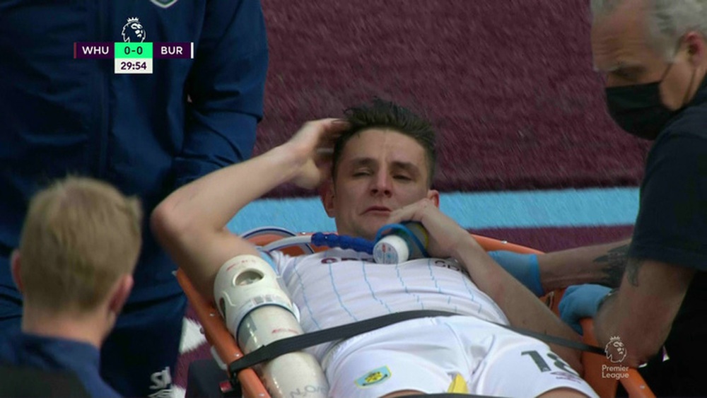 Chấn thương kinh hoàng tại Ngoại hạng Anh: Cầu thủ phạm lỗi bật khóc vì đối thủ gãy chân - Ảnh 8.