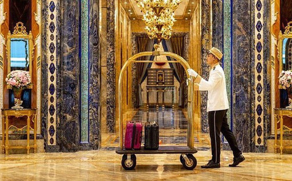 Khách sạn 6 sao lộng lẫy như "cung điện" ở Sài Gòn: Giá 300 triệu/đêm, nội thất vương giả mạ vàng tinh xảo, nền nhà bằng đá khổng tước quý hiếm