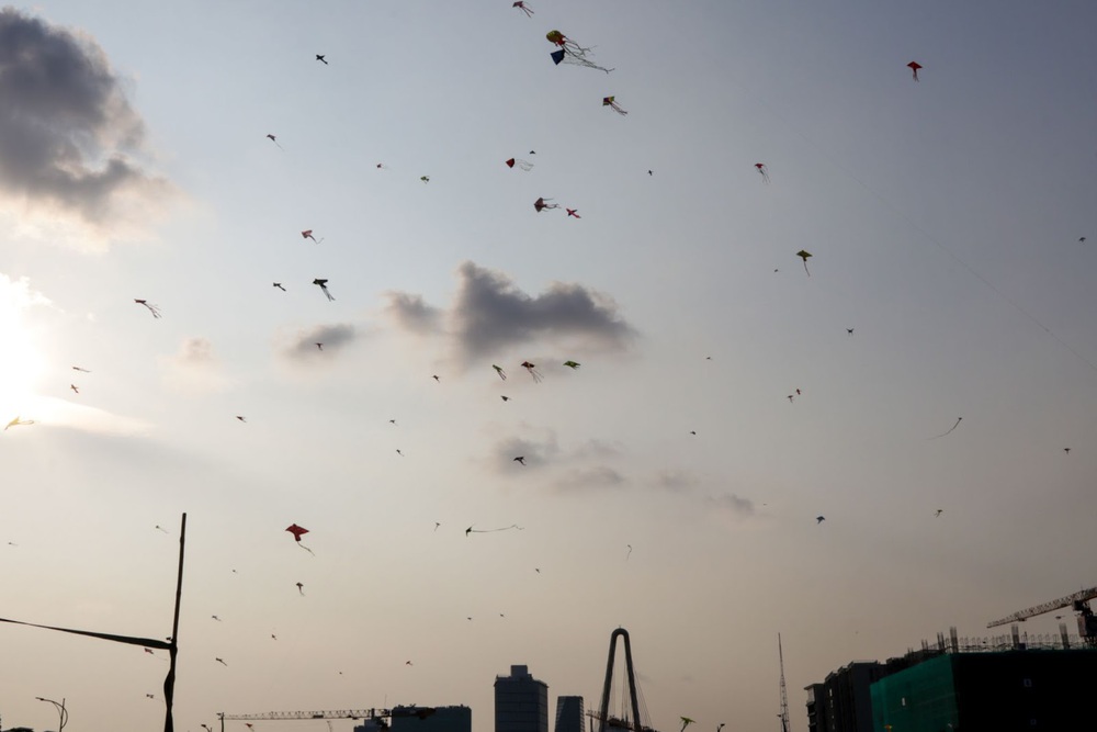 The hottest kite-flying beach in Saigon: Where adults find their childhood, children play healthy - Photo 1.