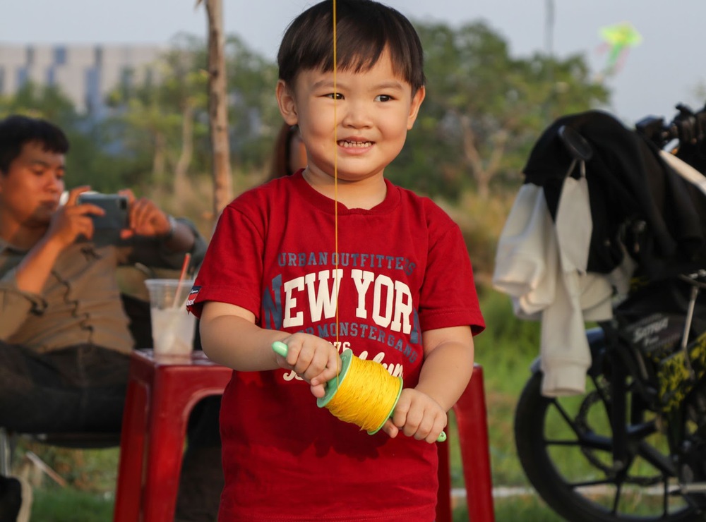 The hottest kite-flying beach in Saigon: Where adults find their childhood, children play healthy - Photo 5.