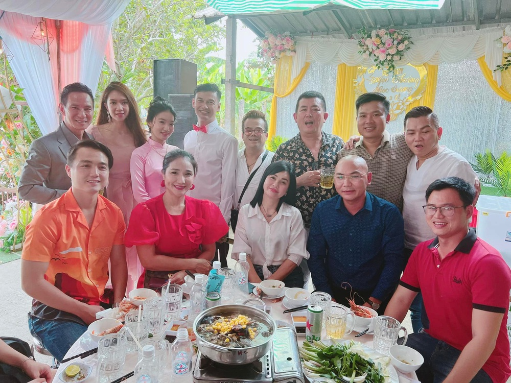 Cuộc sống U50 gây ngưỡng mộ của Tiết Cương: Giàu ngầm, chơi xe cổ, cưới vợ đẹp kém 26 tuổi - Ảnh 5. Cuộc sống U50 gây ngưỡng mộ của Tiết Cương: Giàu ngầm, chơi xe cổ, cưới vợ đẹp kém 26 tuổi - Ảnh 5.