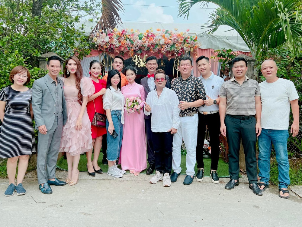 Cuộc sống U50 gây ngưỡng mộ của Tiết Cương: Giàu ngầm, chơi xe cổ, cưới vợ đẹp kém 26 tuổi - Ảnh 4. Cuộc sống U50 gây ngưỡng mộ của Tiết Cương: Giàu ngầm, chơi xe cổ, cưới vợ đẹp kém 26 tuổi - Ảnh 4.