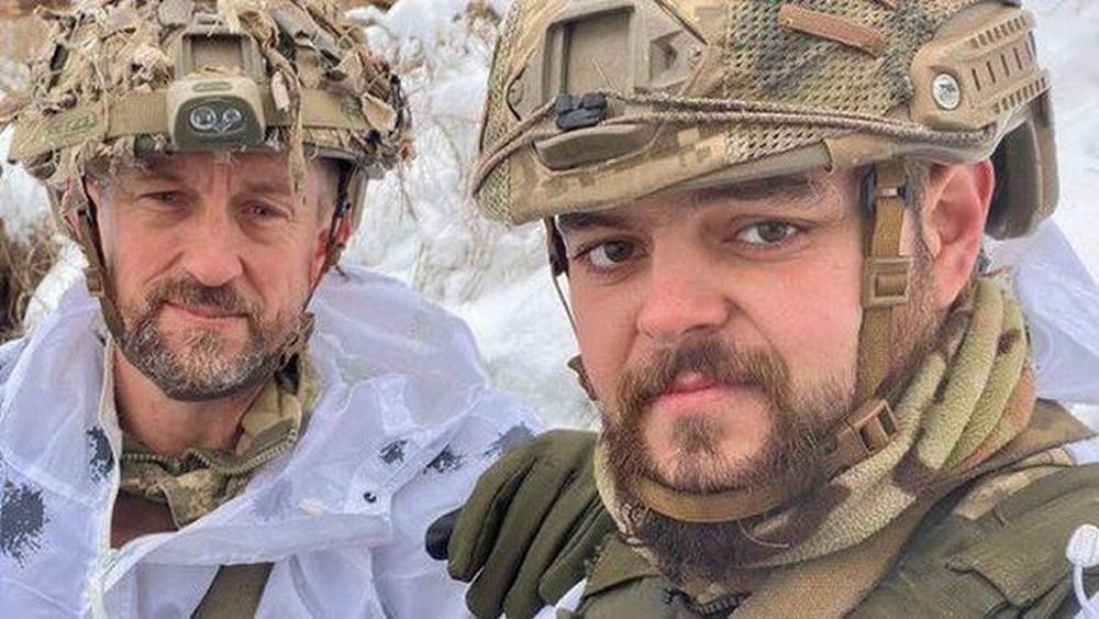 Lộ diện hai lính Anh bị Nga bắt làm tù binh ở Mariupol - Ảnh 2.