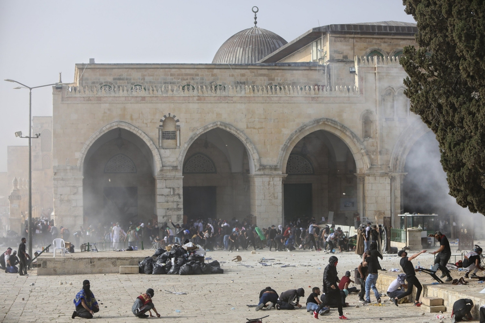 Bạo lực giữa Israel và Palestine tiếp diễn tại Al-Aqsa, HĐBA họp khẩn - Ảnh 1.