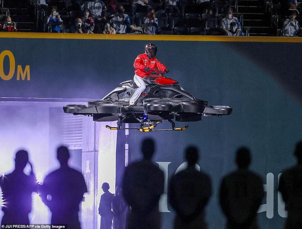 The Japanese baseball team shocked the world with the debut of a new manager on a flying motorbike - Photo 2.