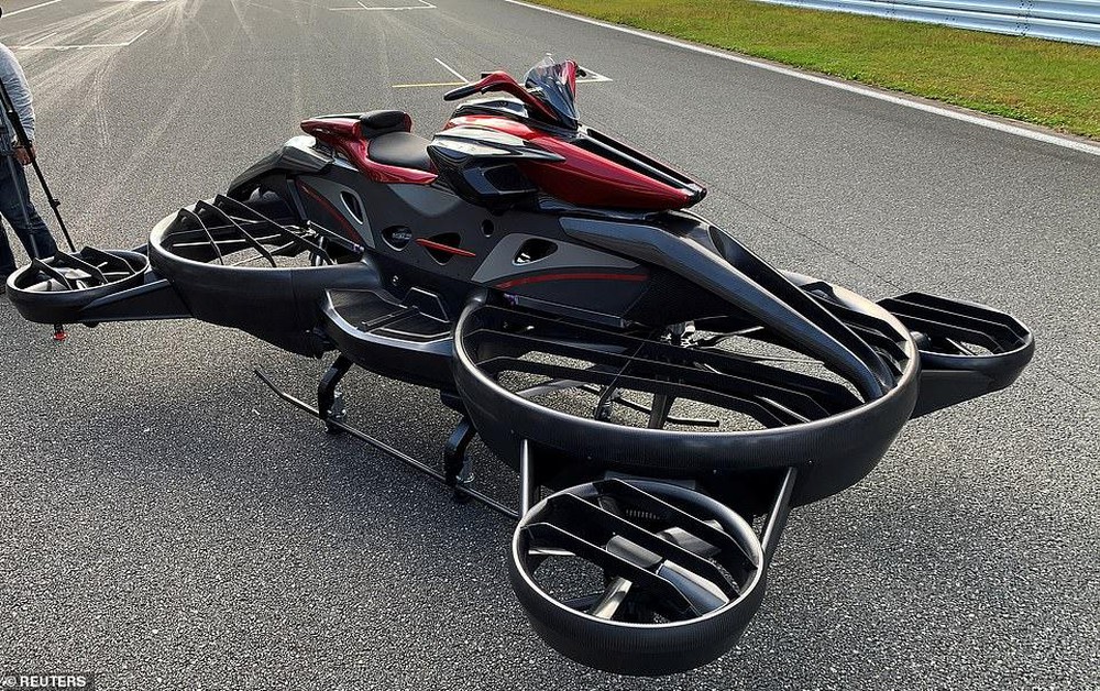 The Japanese baseball team shocked with the debut of a new manager on a flying motorbike - Photo 3.