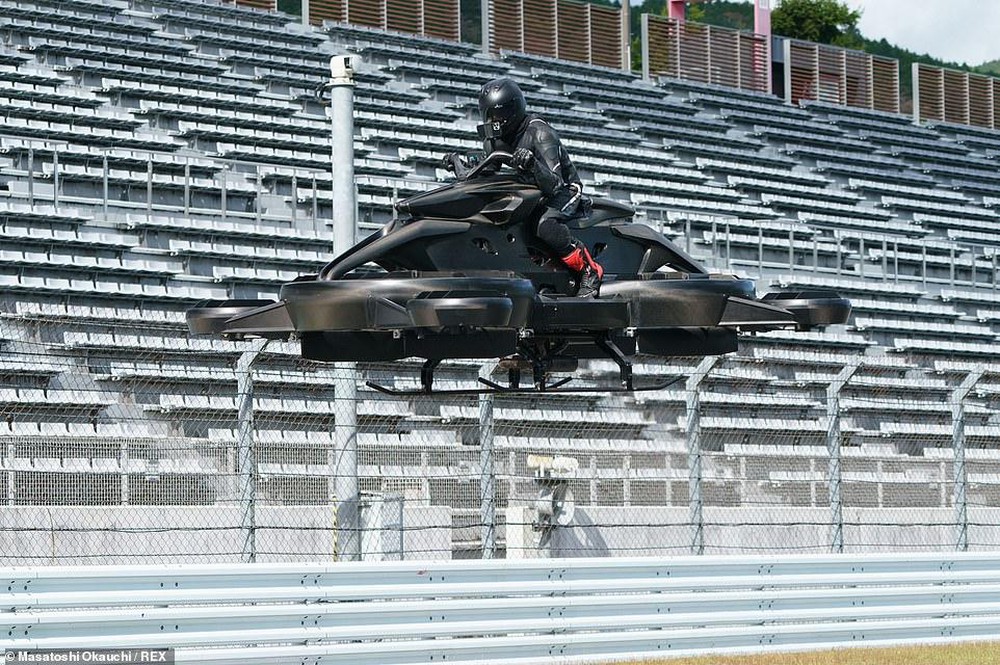 The Japanese baseball team shocked the world with the debut of a new manager on a flying motorbike - Photo 4.