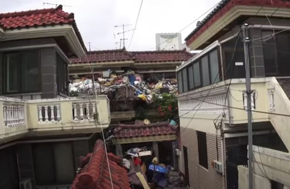 Shocked at the sight of mountains of garbage spilling out onto the balcony of the apartment - Photo 2.