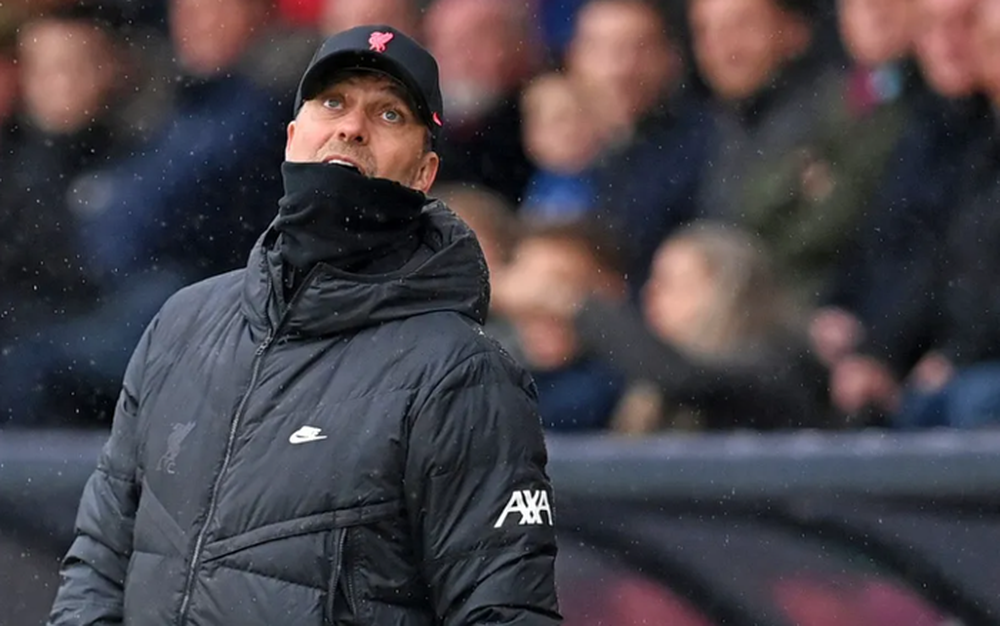 HLV Klopp chỉ tr&iacute;ch sự cố chấp của FA khiến h&agrave;ng ngh&igrave;n fan Liverpool v&agrave; Man City khổ sở - Ảnh 1.
