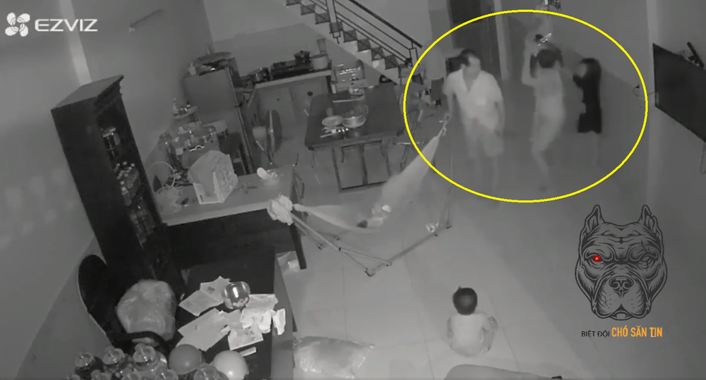 In the middle of the night, the husband brutally beat his wife in front of 3 small children, the camera revealed a moment of angry violence - Photo 2.