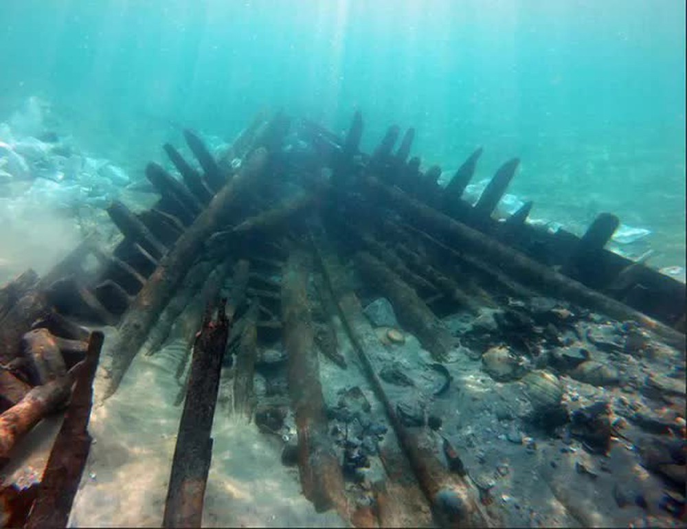 Tàu đắm 6 thế kỷ mang bộ xương lạ tiết lộ bóng ma giết chết 2/3 người châu Âu - Ảnh 3.