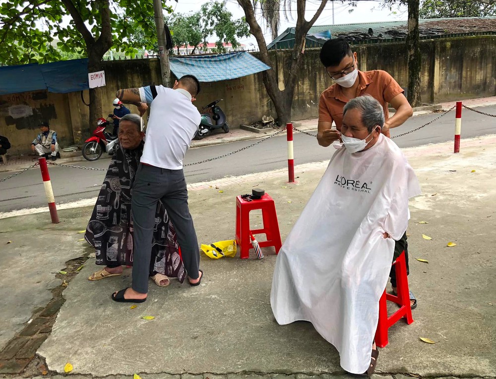 Anh xe ôm, bác cửu vạn, người vô gia cư... ai có nhu cầu là chúng tôi cắt tóc miễn phí - Ảnh 7.