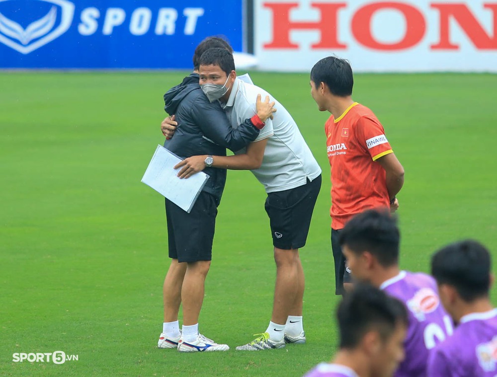 Vị khách đặc biệt của U23 Việt Nam được HLV Park Hang-seo đón nồng nhiệt - Ảnh 7.