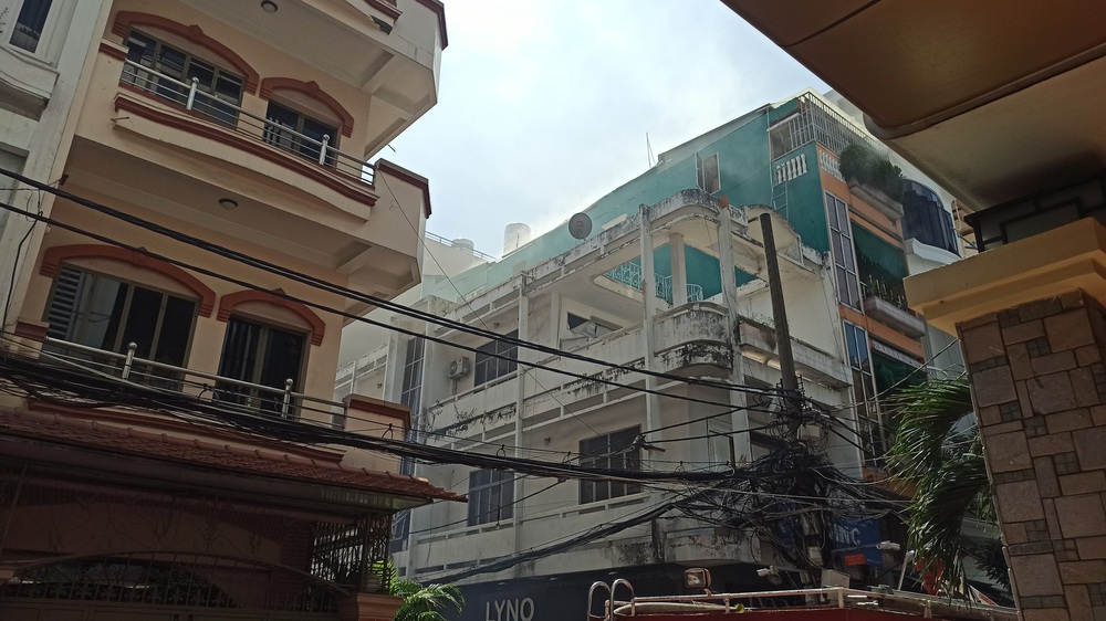 TP.HCM: Cháy lớn trong nhà trọ ở cư xá Bắc Hải, nhiều người mắc kẹt được giải cứu - Ảnh 1.