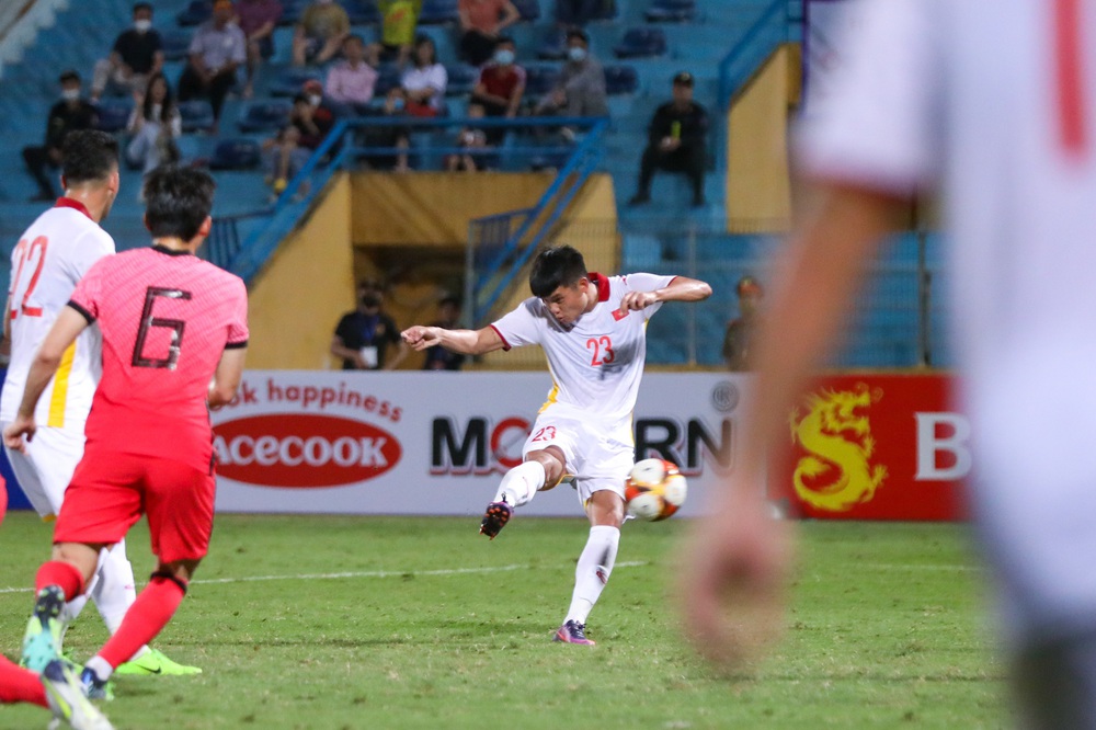 Vietnam U23 striker hit a beautiful volley, Mr. Park was still worried despite winning the match - Photo 2.