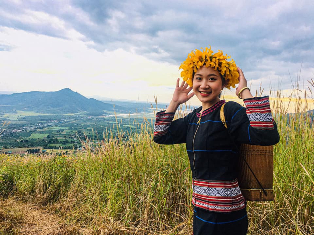 For 4 years without breakfast, a high school girl gathered money to go around the village to help 340 poor households - Photo 2.