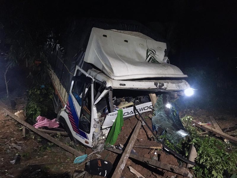 Hiện trường vụ tai nạn khiến 3 người trong một gia đình tử vong ở Quảng Bình - Ảnh 2.