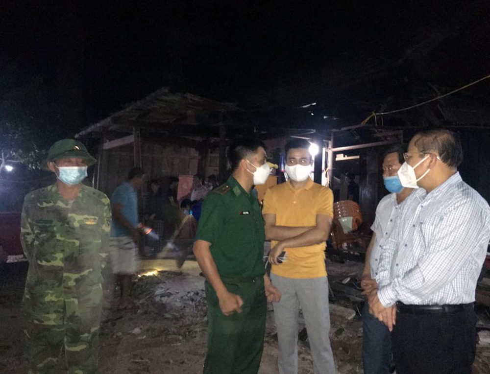 Hiện trường vụ tai nạn khiến 3 người trong một gia đình tử vong ở Quảng Bình - Ảnh 6.