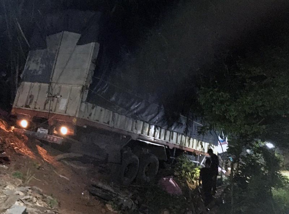 Hiện trường vụ tai nạn khiến 3 người trong một gia đình tử vong ở Quảng Bình - Ảnh 1.