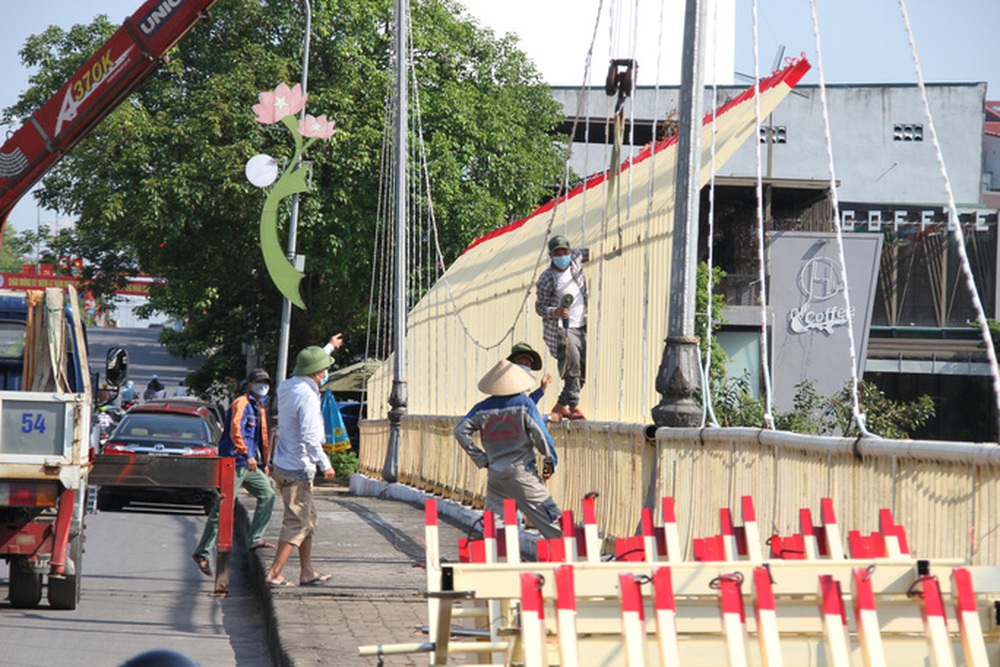  Vụ chi 1,5 tỉ đồng trang trí cầu ở Quảng Trị: Công nhân đang tháo dỡ công trình  - Ảnh 2.