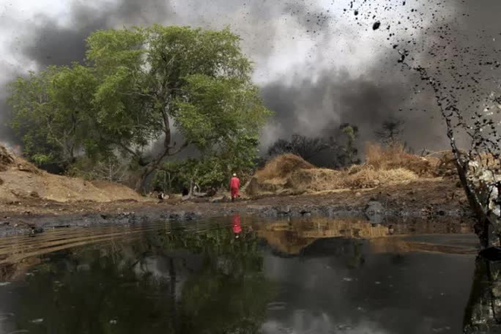   Nigeria: Catastrophic explosion at illegal oil depot, more than 100 people died - Photo 1.