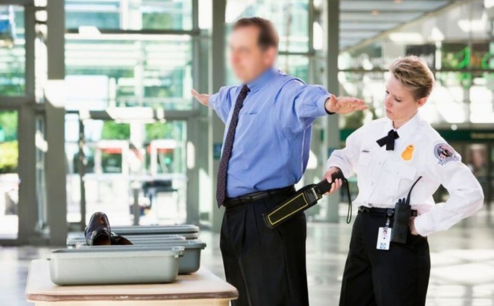 Phát hiện hành vi phạm tội từ vị khách có dáng đi bất thường ở sân bay - Ảnh 1.