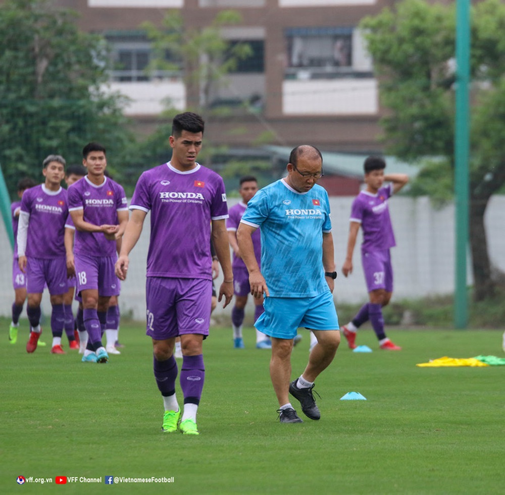 Thủ môn U23 Việt Nam méo mặt với bài tập chuẩn bị cho SEA Games 31 - Ảnh 4.