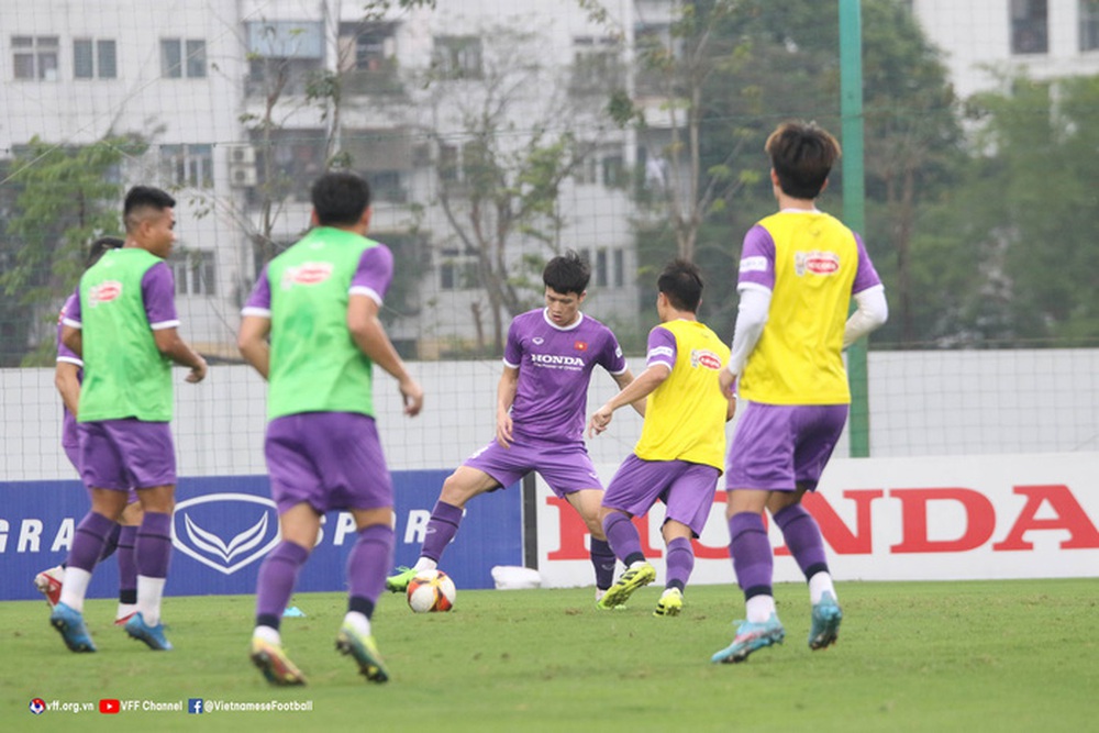 Thủ môn U23 Việt Nam méo mặt với bài tập chuẩn bị cho SEA Games 31 - Ảnh 6.