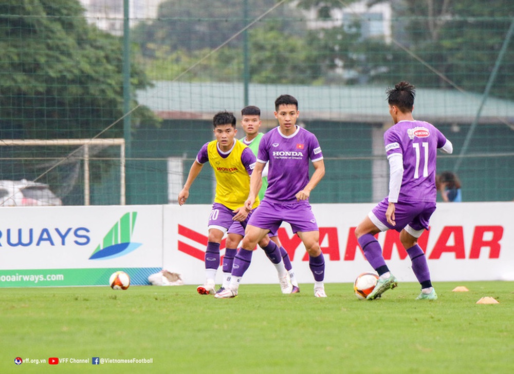 Thủ môn U23 Việt Nam méo mặt với bài tập chuẩn bị cho SEA Games 31 - Ảnh 7.