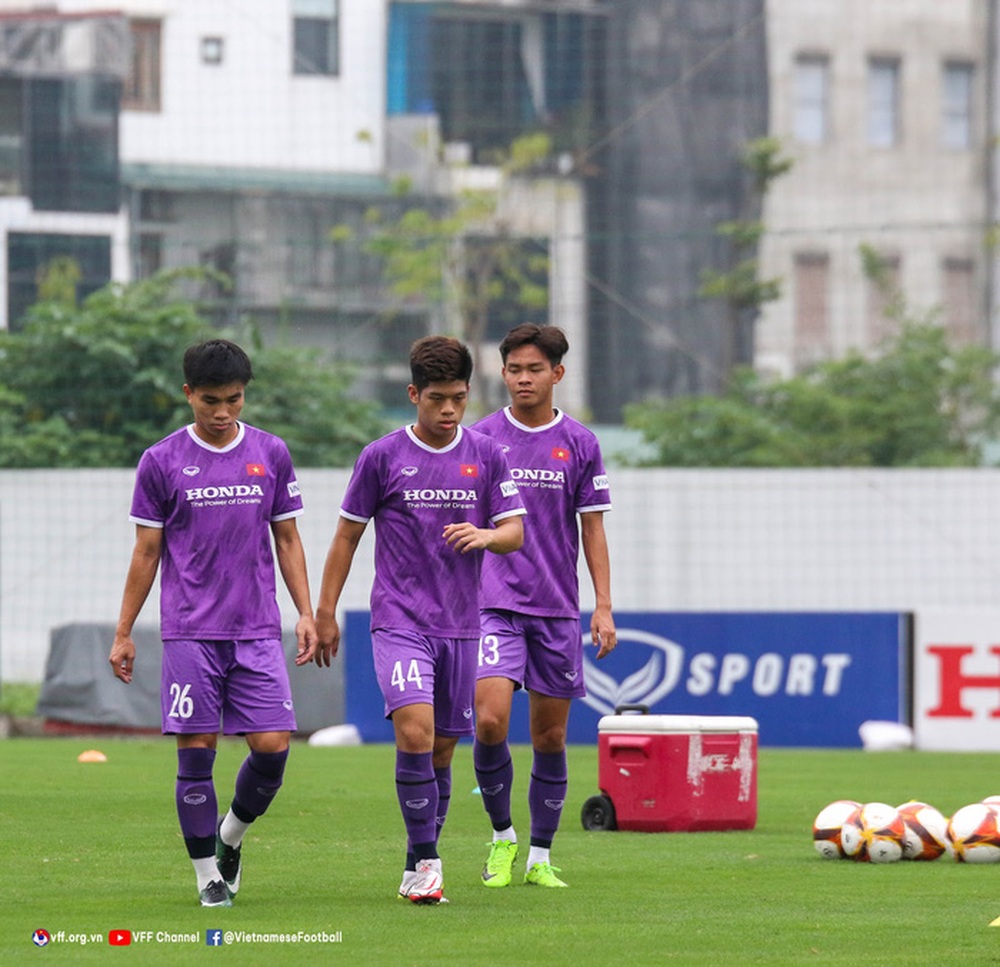 Thủ môn U23 Việt Nam méo mặt với bài tập chuẩn bị cho SEA Games 31 - Ảnh 10.