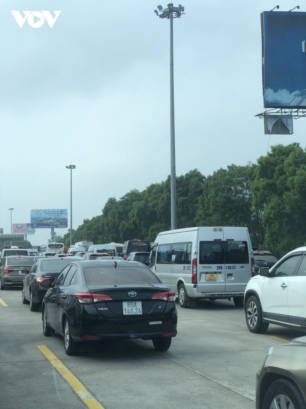 Ùn tắc kéo dài do thu phí thủ công, cao tốc Hà Nội - Hải Phòng vẫn không xả trạm - Ảnh 10.