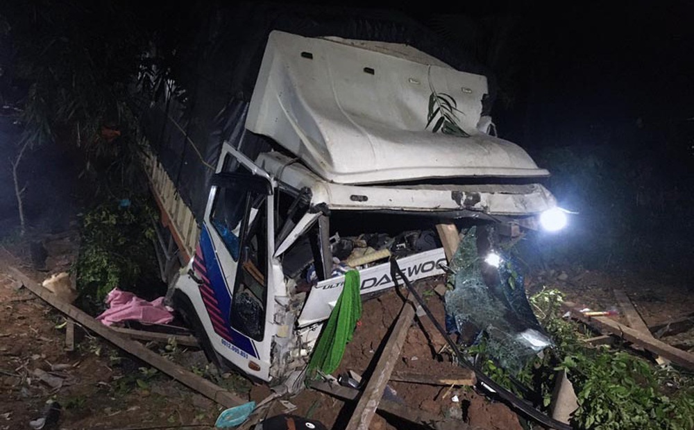 Tai nạn kinh hoàng, xe tải lao vào nhà dân khiến 3 người tử vong