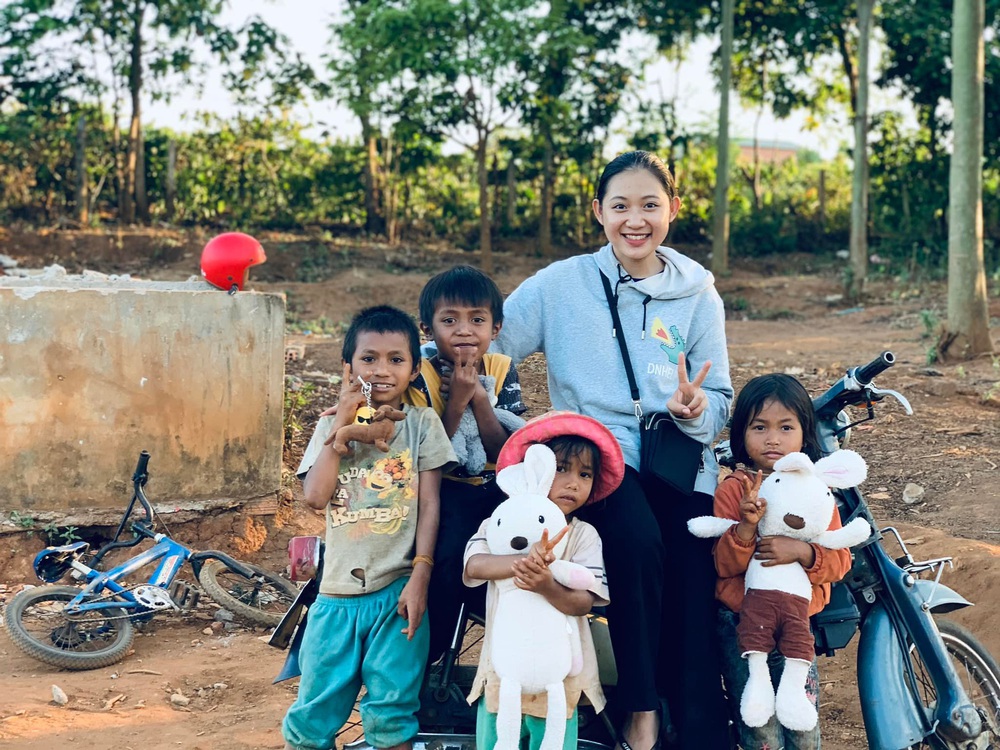 For 4 years without breakfast, a high school girl gathered money to go around the village to help 340 poor households - Photo 3.