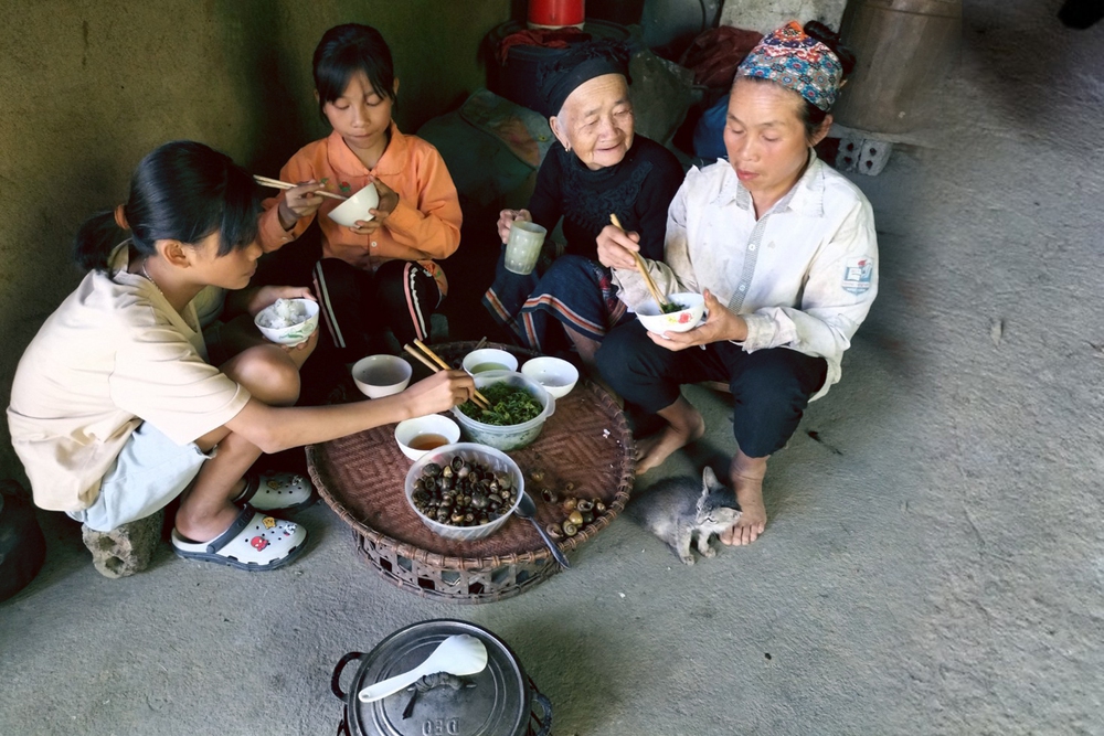 Chỉ ước mỗi sáng có gói mì tôm cho các cháu ăn, mà bà không làm nổi... - Ảnh 3.