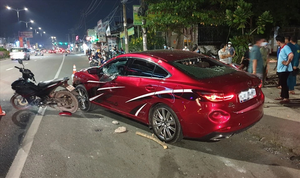 Smashing the automobile council in front of the police station for dragging a motorbike 3km: Beware of a crime?  - Photo 1.