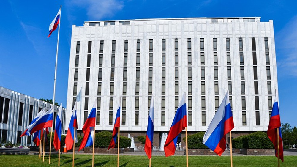 Russian embassies in many countries were hit by cars at the gate: The situation of Russian embassies in the US is worse - Photo 1.