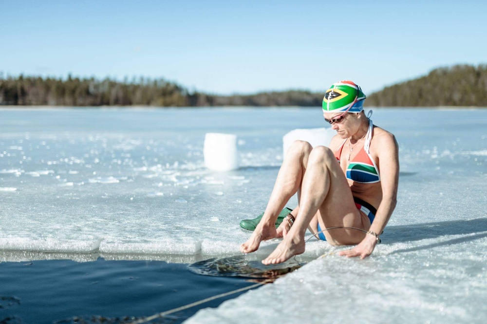 Bơi dưới lớp băng lạnh giá, người phụ nữ lập kỷ lục thế giới - Ảnh 1.